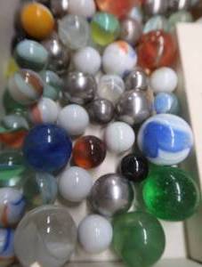 lot 158 image: CIGAR BOX FULL OF VINTAGE MARBLES