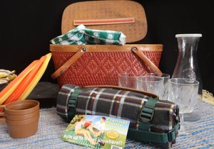 lot 187 image: VINTAGE PICNIC SET