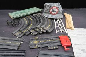 lot 194 image: RARE VINTAGE LIONEL SLOT CAR TRACK