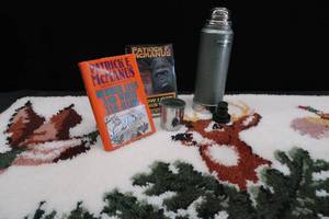 lot 200 image: VINTAGE HOOKLATCH OUT DOORS RUG  BOOKS THERMOS