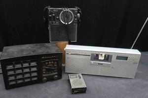 lot 205 image: VINTAGE RADIOS