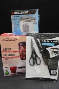 lot 215 image: NEW 12 SPEED BLENDER, 3-CUP RICE COOKER, NEW KNIFE SCISSOR CUTTING BOARD SET