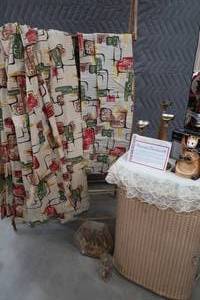 lot 224 image: VINTAGE RETRO LOOK CURTAINS, BUNCH OF VINTAGE RETRO ITEMS