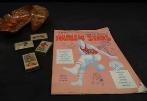 lot 231 image: SIGNED HARLEM STARS PACKET, 4 VINTAGE MATCHES WITH BOXES, SCHRUPP ASH TRAY
