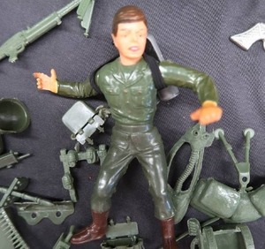 lot 250 image: RARE LOUIS MARX ACTION FIGURE  AUBURN ARMY JEEP PLUS