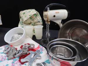 lot 252 image: SUNBEAM MIX MASTER, VINTAGE COOKIE CUTTERS, 4 STAINLESS STEAL BOWLS