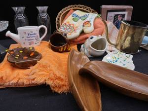 lot 253 image: VINTAGE KITCHEN