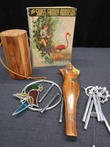 lot 254 image: WIND CHIMES, HAWAII WOODEN WOMEN, DECORATIVE GLASS BIRD