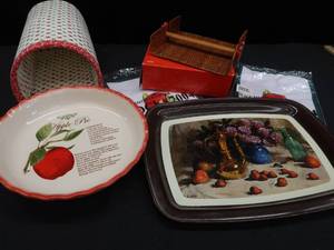 lot 256 image: NEW APPLE PIE OVEN DEEP DISH, AVON NAPKIN HOLDER, BREAD WARMER, DECORATIVE METAL TRAY