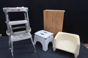 lot 260 image: 2 STEPSTOOLS, BOOSTER SEAT, WOODEN STEP