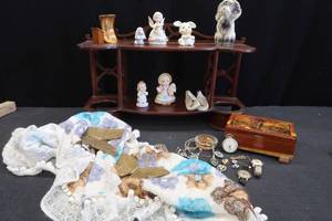 lot 272 image: VINTAGE WOODEN DRESSER SHELF WITH ASSORTED VINTAGE FIGURINES AND JEWLERY