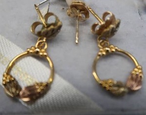 lot 275 image: BLACK HILLS GOLD EAR RINGS PLUS