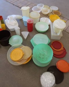 lot 278 image: LARGE LOT OF ASSORTED VINTAGE TUPPERWEAR