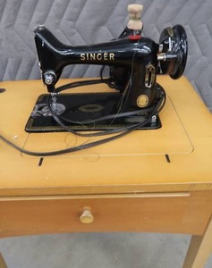 lot 281 image: VINTAGE SINGER  SEWING MACHINE  SEWING TABLE