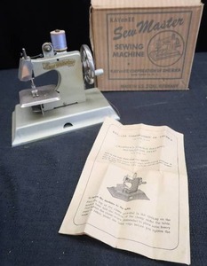 lot 282 image: KAYANEE VINTAGE CHILDRENS SEWING MACHINE