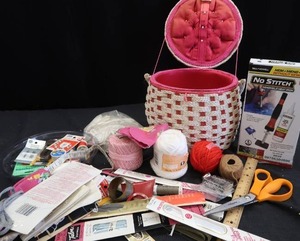 lot 286 image: LARGE SEWING LOT