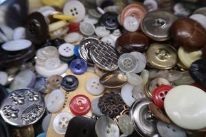 lot 283 image: TIN OF VINTAGE BUTTONS