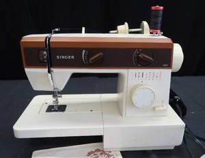 lot 284 image: VINTAGE SINGER SEWING MACHINE