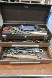 lot 290 image: VINTAGE KENNEDY TOOL BOX FULL OF TOOLS