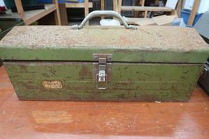 lot 292 image: VINTAGE LARGE METAL TOOL BOX WITH TOOLS