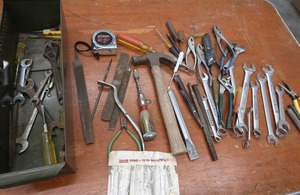 lot 295 image: HEAVY DUTY STEEL DRAWER STUFFED WITH TOOLS
