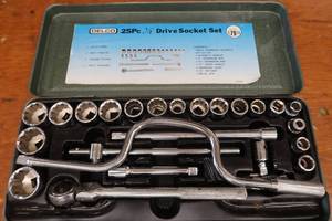 lot 305 image: VINTAGE DELCO 25PC 12 DRIVE SOCKET SET