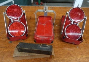 lot 314 image: VINTAGE ANTHES FLAMELESS ROAD FLARE REFLECTORS  AND VINTAGE SURVEYOR SCOPE