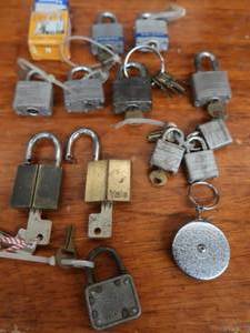 lot 318 image: HEAVY DUTY STEEL DRAWER STUFFED WITH LOCKS
