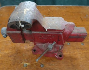 lot 323 image: BENCH VICE