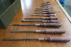 lot 324 image: HEAVY DUTY STEEL DRAWER STUFFED WITH VINTAGE WOOD HANDLED SCREWDRIVERS