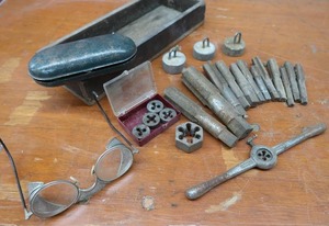 lot 325 image: VINTAGE BAUSCH & LOMB 1950S SAFETY GLASSES  TAP AND DIE SET