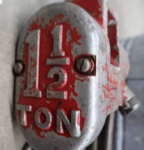 VINTAGE 1.5 TON COFFIN HOIST AND GALVANIZED WASH TUB