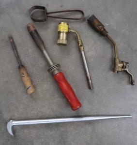 lot 335 image: VINTAGE SAUTERING AND WELDING TOOLS