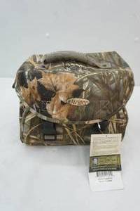 lot 1 image: NEW WITH TAGS Sportsmans Camera Bag