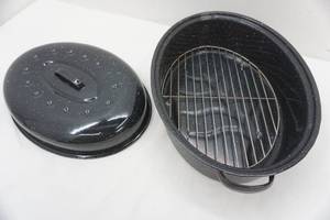 lot 8 image: 16 Graniteware Roaster with Rack