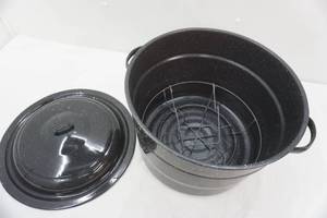 lot 11 image: Graniteware Canner with rack and lid
