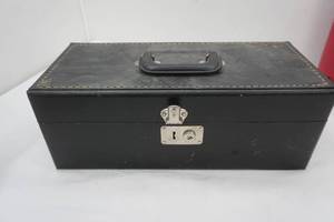 lot 34 image: Vintage 8 tracks and case