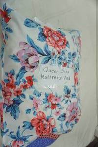 lot 91 image: Queen Size Mattress Pad & pillow case