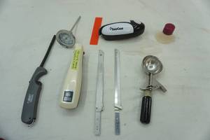 lot 121 image: Electric Knife & other kitchen utensils