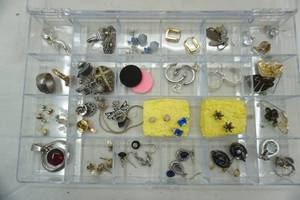lot 132 image: Earrings & Organizer