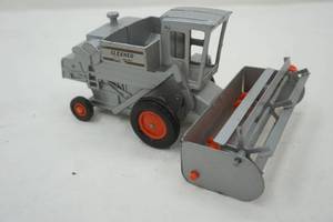 lot 135 image: Gleaner Allis-Chalmers Combine