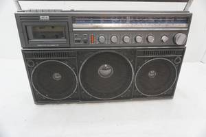 lot 140 image: Vintage Magnavox Power Player Boombox