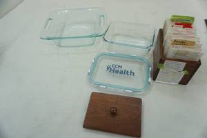 lot 143 image: Pyrex baking dish & recipe cards in box