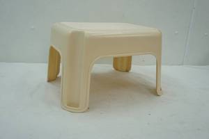 lot 245 image: Rubbermaid step stool