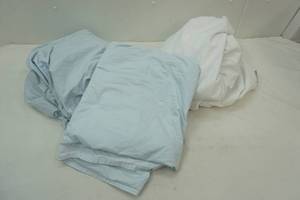 lot 255 image: Queen Size Sheets (fitted & flat) 100% cotton & mattress protector