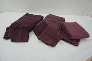 lot 258 image: Towel Set (8 pieces)