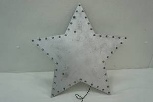 lot 272 image: Wood Light-Up Star 19