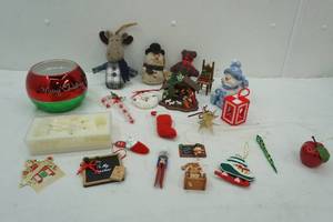 lot 276 image: Christmas Decor Lot