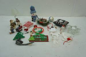 lot 279 image: Christmas Decor Lot