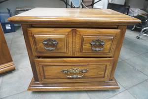 lot 288 image: 2 drawer night stand